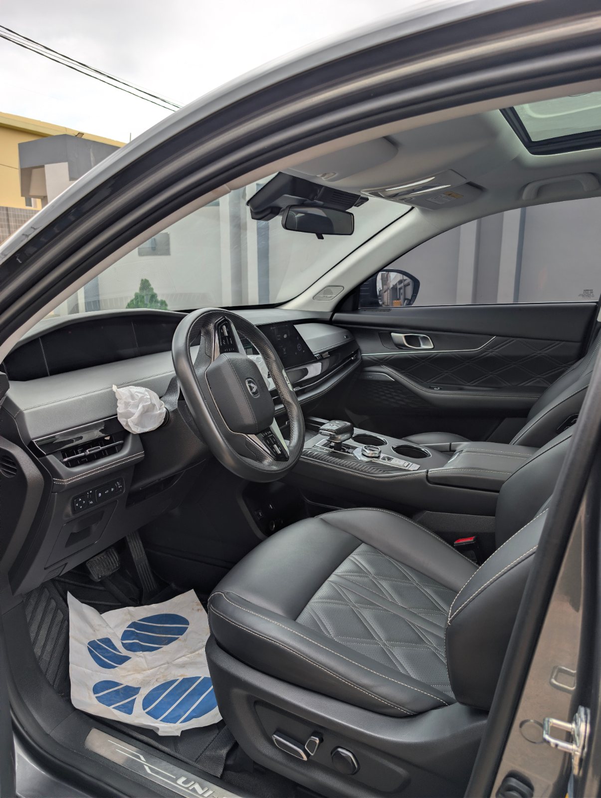 CHANGAN Uni-K hybrid rechargeable en images